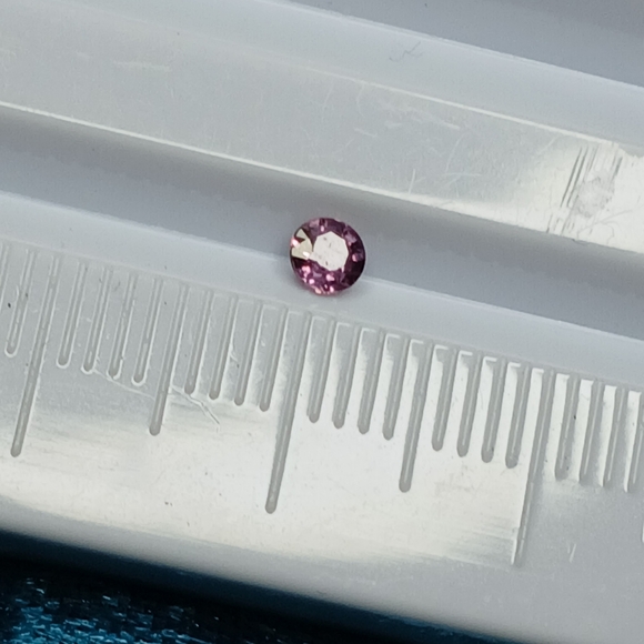 Pink Spinel Gemstone 3mm Round - Picture 4 of 12